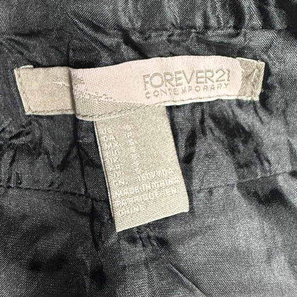 Forever 21 Black faux leather Textured Short size small - Picture 5 of 9